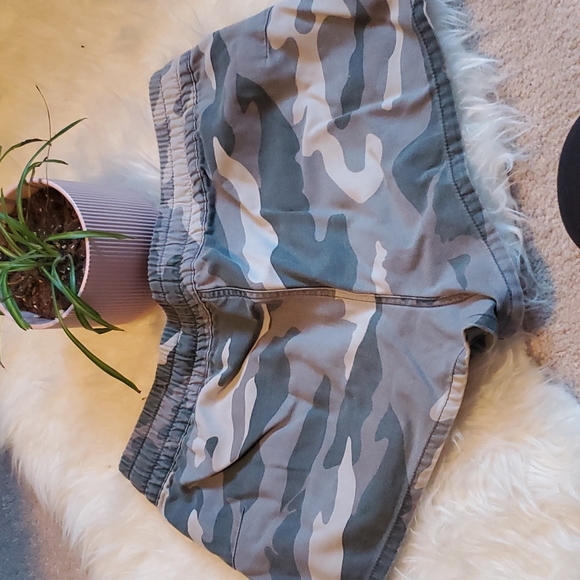 TNA Camo Shorts - Picture 2 of 5